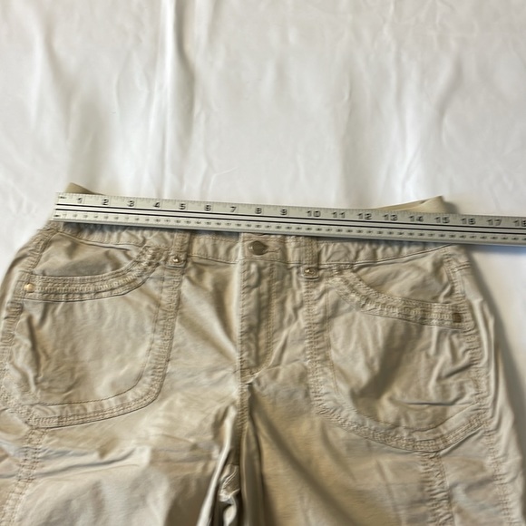 Women’s size 6 tan Gloria Vanderbilt Chino shorts - Picture 3 of 8